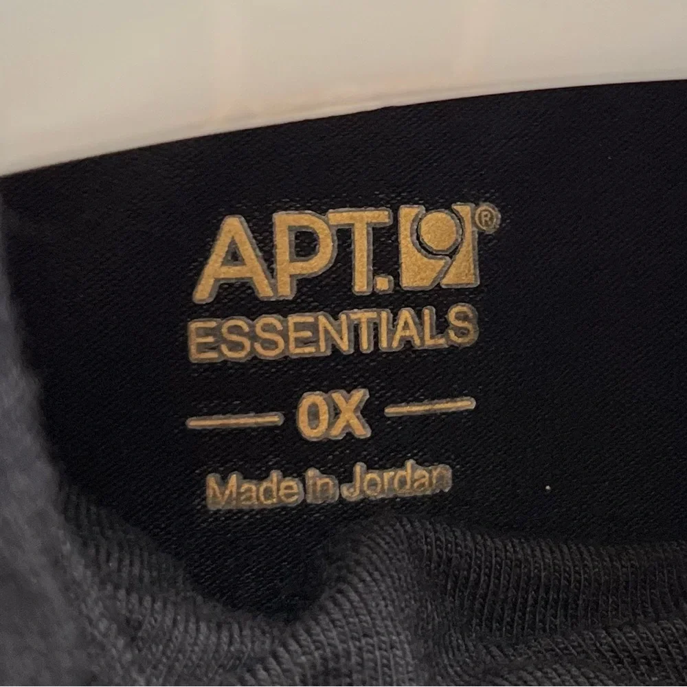 Apt. 9 Essentials short sleeved knit top. Ruched mock turtleneck. Black. - Picture 4 of 5